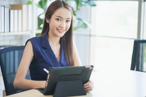 Retrato Una Mujer Asiática Sonriente Trabajando Una Computadora Portátil Oficina —  Fotos de Stock