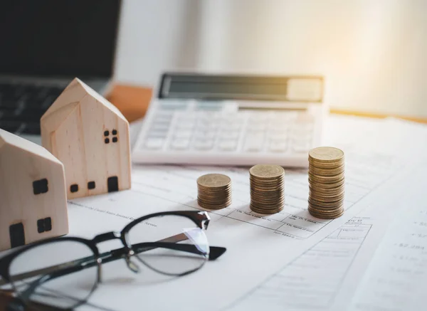 Apilado Monedas Con Calculadora Modelo Casa Formulario Impuestos Gafas Tableta —  Fotos de Stock