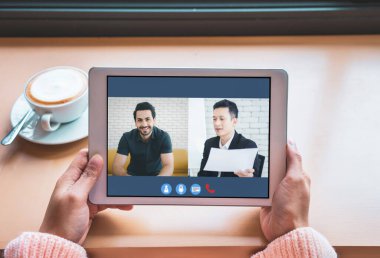 Tablet 'teki ekiple kadın video konferansı, evden brifing ya da danışmanlık, video konuşmasında Tablet' i kullanan iş ekibi. Evden çalışan bir grup insan.