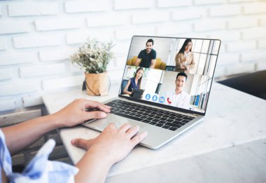 Dizüstü bilgisayardaki ekiple kadın video konferansı, evden brifing ya da danışma, görüntülü konuşma için dizüstü bilgisayar kullanan iş ekibi. Evden çalışan bir grup insan