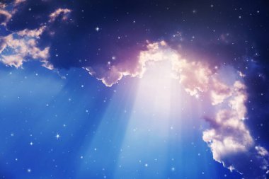 Gece gökyüzü bulutlu ve yıldızlı.