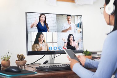 Dizüstü bilgisayardaki ekiple kadın video konferansı, evden brifing ya da danışma, görüntülü konuşma için dizüstü bilgisayar kullanan iş ekibi. Evden çalışan bir grup insan