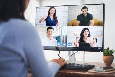 Dizüstü bilgisayardaki ekiple kadın video konferansı, evden brifing ya da danışma, görüntülü konuşma için dizüstü bilgisayar kullanan iş ekibi. Evden çalışan bir grup insan