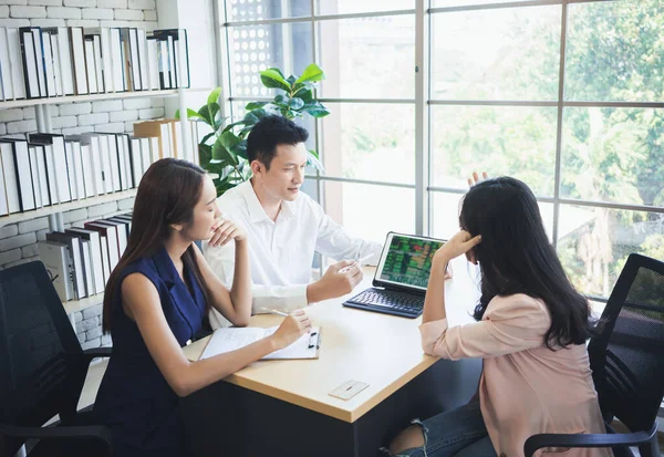 Socios Comerciales Grupo Empresarial Que Trabajan Oficina Discutiendo Documentos Ideas —  Fotos de Stock