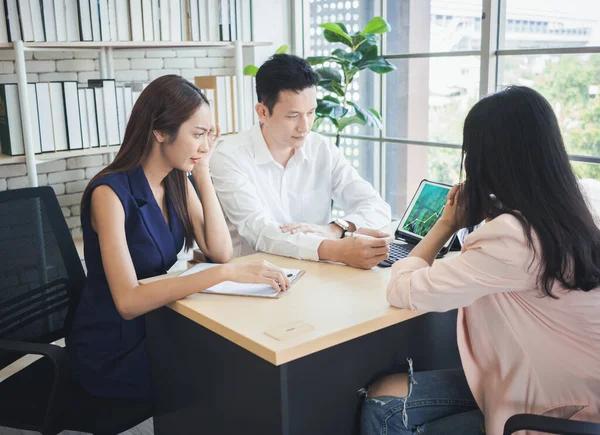 Socios Comerciales Grupo Empresarial Que Trabajan Oficina Discutiendo Documentos Ideas —  Fotos de Stock