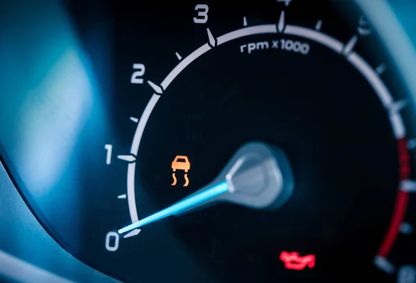 車のダッシュボードの電子安定性制御とオイル警告灯 — ストック写真