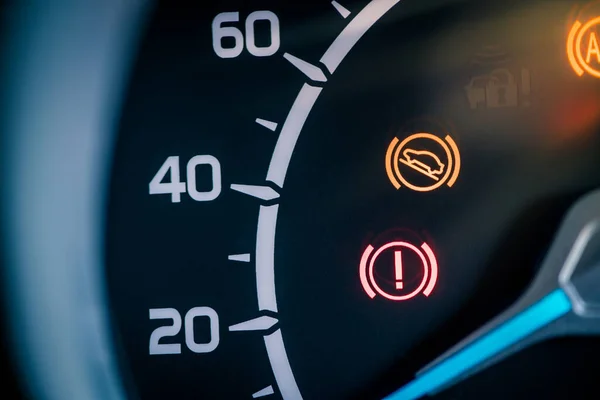 警告灯と多くの異なる車のダッシュボードライトが点灯 — ストック写真