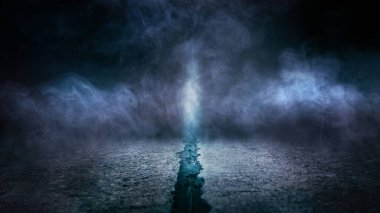 Dumanlı, koyu beton bir sokak. Soyut ışık ve gece arkaplanı..