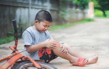 Çocuk dizinden sakatlanarak bisikletten düştü.