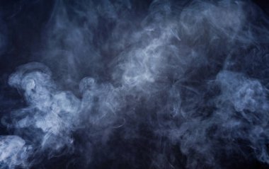 Karanlık arka planda izole edilmiş dumanlı sis bulutu