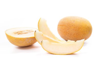 Bütün, yarım ve olgun sulu kavun tropikal meyve yaz saati üzerinde beyaz bir adam izole, dilimlenmiş