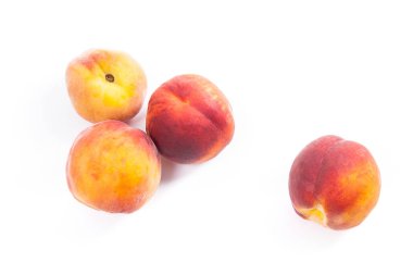 Birkaç bütün tatlı sulu şeftali meyve üzerinde beyaz adam izole