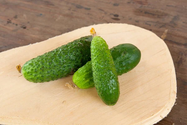 Pepinos Recién Recogidos Fondo Madera — Foto de Stock