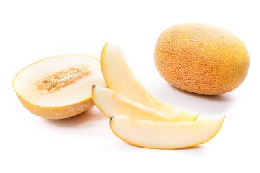 Bütün, yarım ve olgun sulu kavun tropikal meyve yaz saati üzerinde beyaz bir adam izole, dilimlenmiş