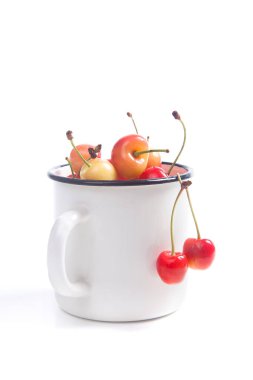 Beyaz fincan beyaz adam üzerinde sarı tatlı kiraz olgun çilek ile