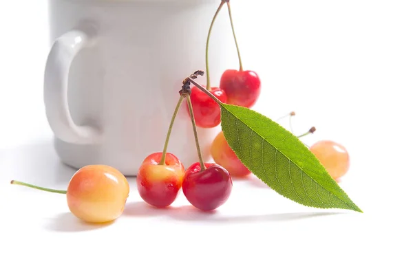 Weiße Tasse Mit Reifen Beeren Von Gelben Süßkirschen Und Mehreren — Stockfoto