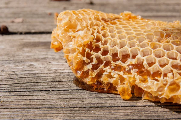 Stäng Upp Avsnitt Vax Honeycomb Från Bikupa Vintage Trä Bakgrund — Stockfoto
