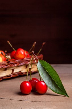 Çilek sarı ahşap sepet ve vintage ahşap adam birkaç meyve sarı tatlı kiraz