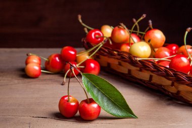 Çilek sarı ahşap sepet ve vintage ahşap adam birkaç meyve sarı tatlı kiraz