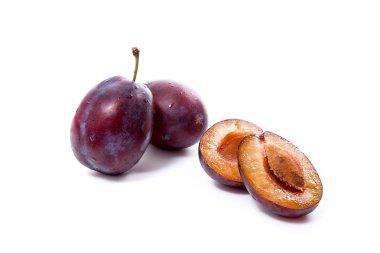 İki tam ve yarım tatlı sulu Erik beyaz bir arka plan üzerinde izole