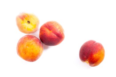 Birkaç bütün tatlı sulu şeftali meyve üzerinde beyaz adam izole
