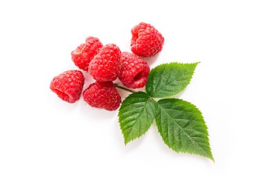 Ahududu Bush üzerinde beyaz adam izole yeşil yaprak taze ahududu meyve görünümü kadar kapatın