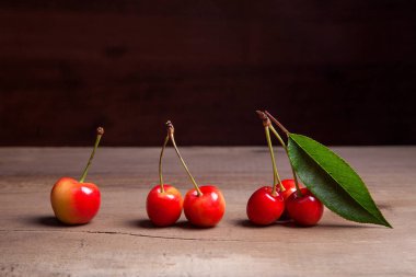Antika ahşap adam üzerinde kiraz ağacının yaprak yeşil ile sarı tatlı kiraz çilek