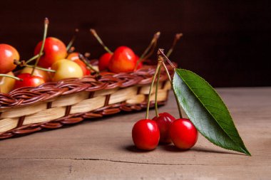 Çilek sarı ahşap sepet ve vintage ahşap adam birkaç meyve sarı tatlı kiraz