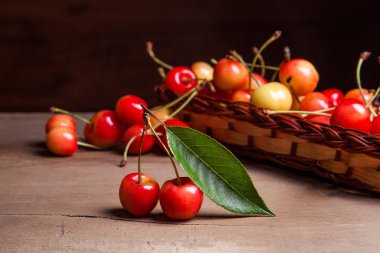 Çilek sarı ahşap sepet ve vintage ahşap adam birkaç meyve sarı tatlı kiraz