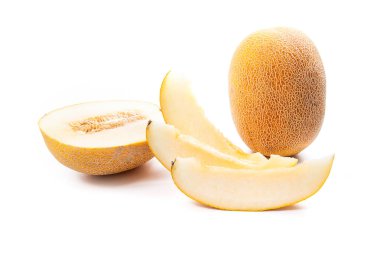 Bütün, yarım ve olgun sulu kavun tropikal meyve yaz saati üzerinde beyaz bir adam izole, dilimlenmiş
