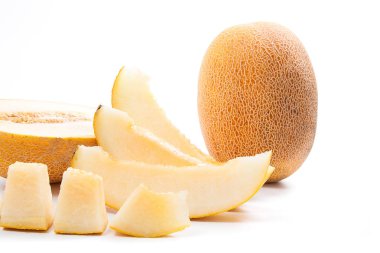 Yarı bütünün, görünümü kapatın ve dilimlenmiş olgun sulu kavun tropikal meyve yaz zaman üzerinde beyaz bir adam izole