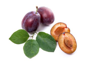 İki tam ve yarım tatlı sulu Erik ile beyaz bir arka plan üzerinde izole büyük yaprak yeşil