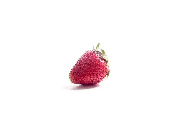 甘いイチゴ 白い背景に分離された新鮮な生赤い果実 — ストック写真