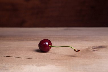 Çilek vintage ahşap adam üzerinde kırmızı tatlı kiraz