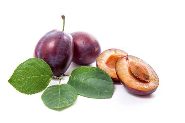 İki tam ve yarım tatlı sulu Erik ile beyaz bir arka plan üzerinde izole büyük yaprak yeşil