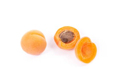 Beyaz arka plan üzerinde izole olgun tüm ve yarıya kayısı görünümünü kapatın. Sağlıklı gıda kavramı. Hasat zamanı