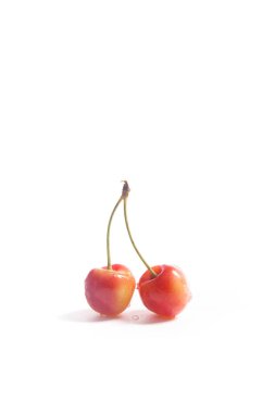 Çilek beyaz adam üzerinde sarı tatlı kiraz