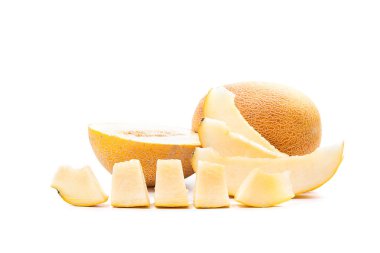 Bütün, yarım ve olgun sulu kavun tropikal meyve yaz saati üzerinde beyaz bir adam izole, dilimlenmiş