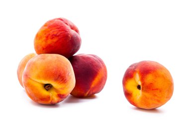 Birkaç bütün tatlı sulu şeftali meyve üzerinde beyaz adam izole