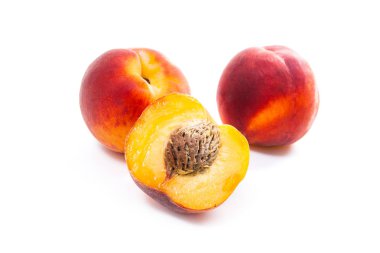 Birkaç bütün tatlı sulu şeftali meyve ve üzerinde beyaz adam izole yarım