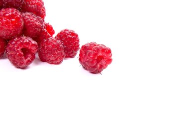 Grup hasat sulu olgun ahududu meyve izole beyaz arka plan üzerinde. Sağlıklı gıda kavramı. Hasat zamanı