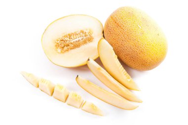Bütün, yarım ve olgun sulu kavun tropikal meyve yaz saati üzerinde beyaz bir adam izole, dilimlenmiş