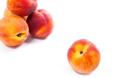 Birkaç bütün tatlı sulu şeftali meyve üzerinde beyaz adam izole