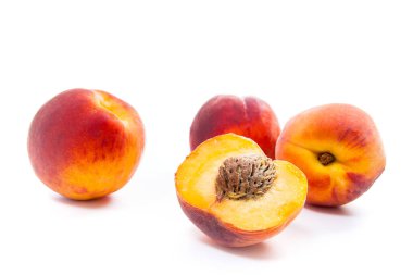 Birkaç bütün tatlı sulu şeftali meyve ve üzerinde beyaz adam izole yarım