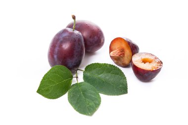 İki tam ve yarım tatlı sulu Erik ile beyaz bir arka plan üzerinde izole büyük yaprak yeşil