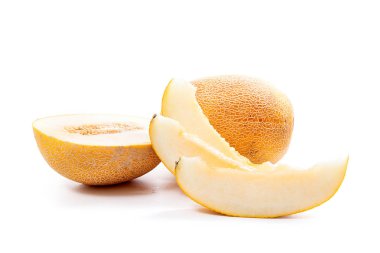 Bütün, yarım ve olgun sulu kavun tropikal meyve yaz saati üzerinde beyaz bir adam izole, dilimlenmiş