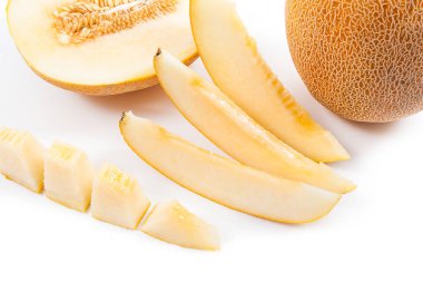 Yarı bütünün, görünümü kapatın ve dilimlenmiş olgun sulu kavun tropikal meyve yaz zaman üzerinde beyaz bir adam izole