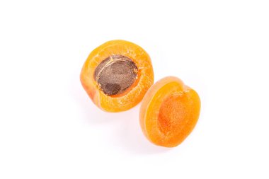 Beyaz arka plan üzerinde izole olgun tüm ve yarıya kayısı görünümünü kapatın. Sağlıklı gıda kavramı. Hasat zamanı