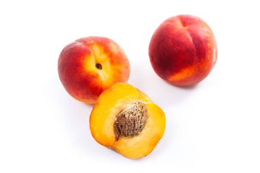 Birkaç bütün tatlı sulu şeftali meyve ve üzerinde beyaz adam izole yarım