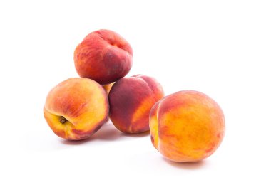 Birkaç bütün tatlı sulu şeftali meyve üzerinde beyaz adam izole